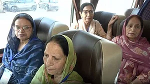 A group of Punjabi Sikh women leave Delhifor Pakistan by road