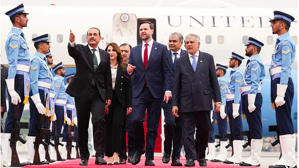 Vance (C) with Asim Munir (L) and Mohammad Ishaq Dar in Islamabad, 11 April