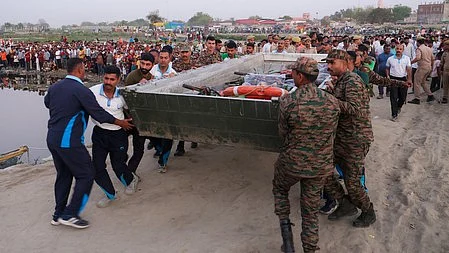 Bodies being recovered from the Yamuna