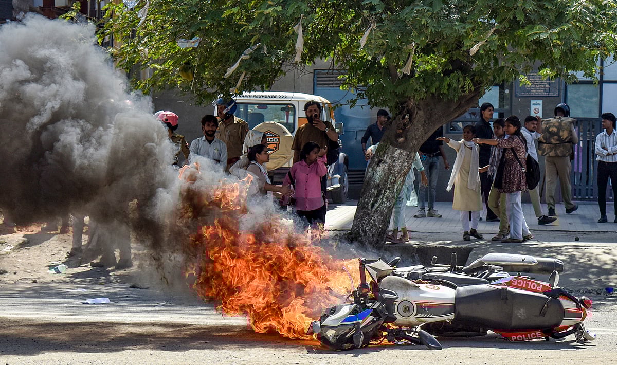 Noida workers protest: Akhilesh blames BJP's capitalist policies while Yogi raises 'Naxal' alarm