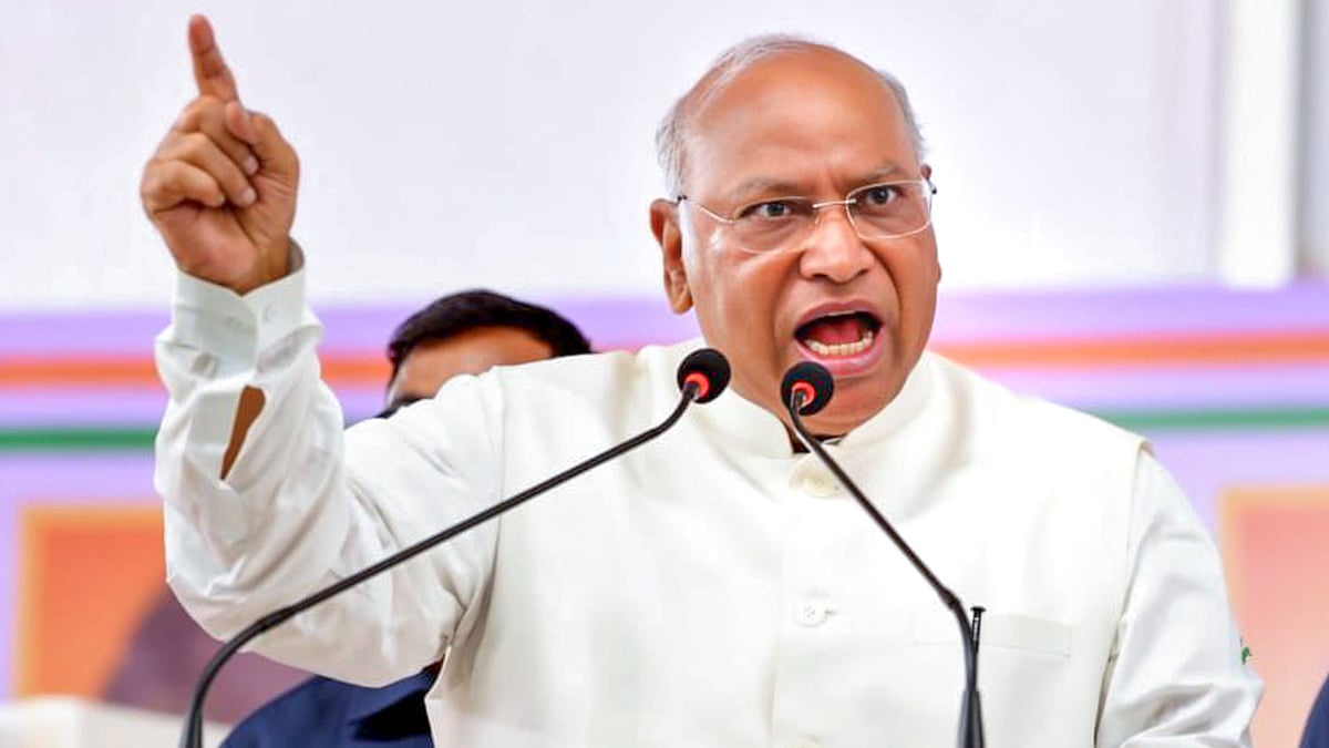 Mallikarjun Kharge addresses a public meeting in Puducherry.
