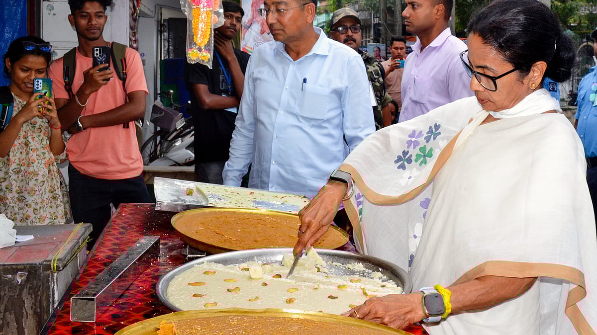 CM Mamata Banerjee during a visit to Madan Mohan temple in Cooch Behar, 16 April