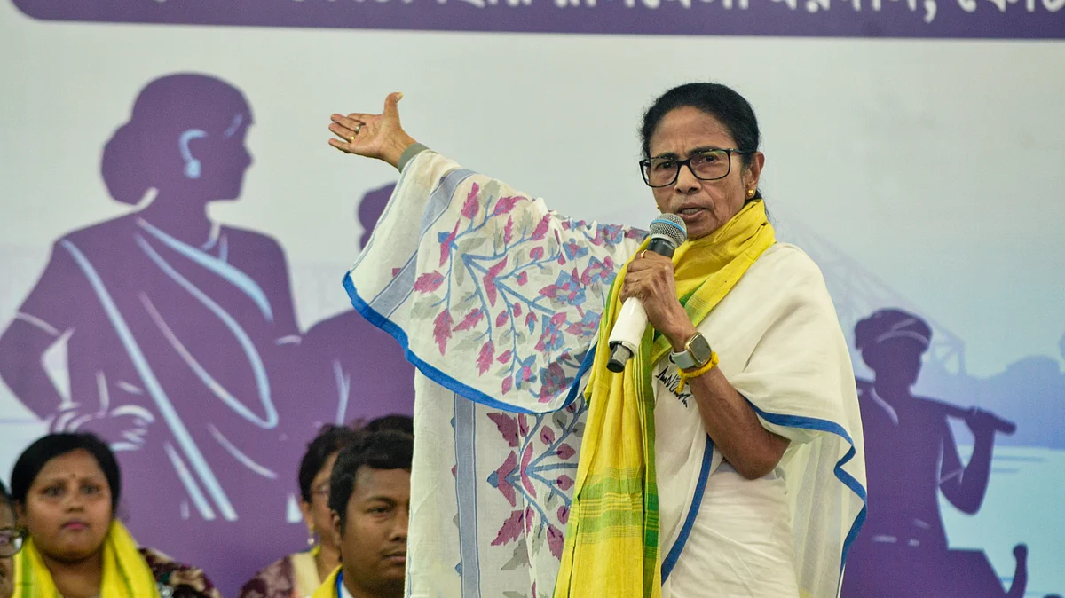 Mamata Banerjee addresses a public rally at Dinhata, Cooch Behar district, 17 April