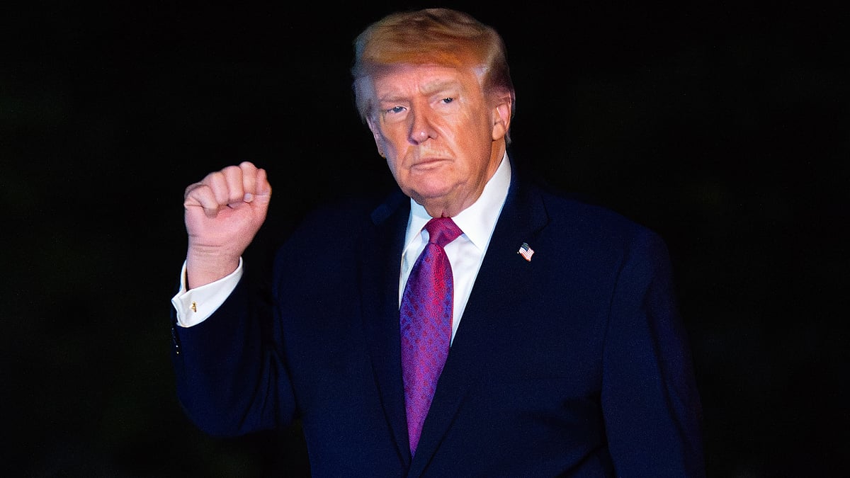 Donald Trump waves to reporters on the South Lawn of the White House, 17 April