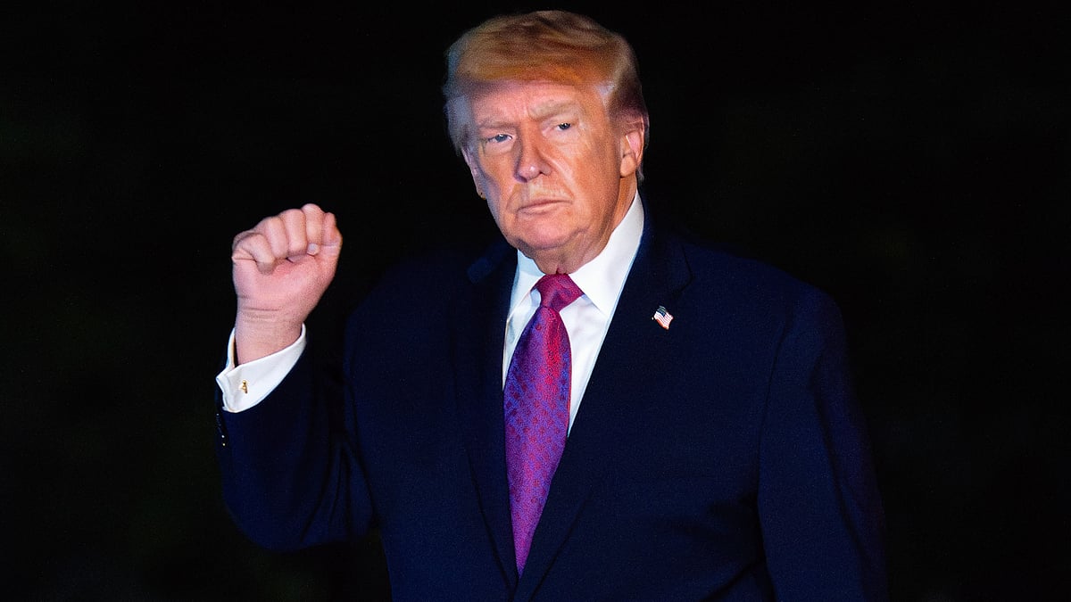 Donald Trump waves to reporters on the South Lawn of the White House, 17 April
