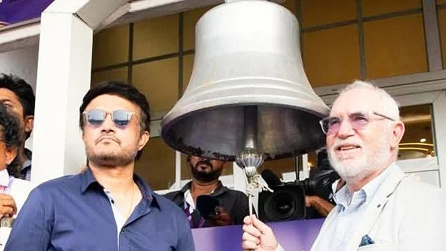 Allan Border rings Eden's ceremonial bell to start the match with Sourav Ganguly next to him