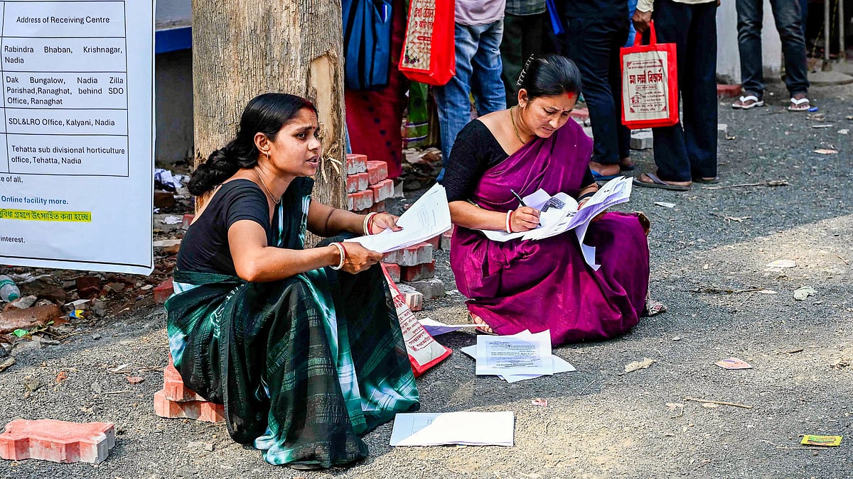 People wait to submit petitions before a tribunal in Ranaghat, Nadia district, 20 April 20