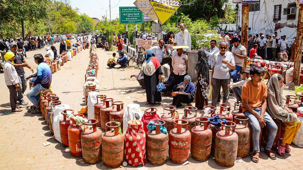 People wait for refilled LPG cylinders in searing heat in Kanpur, 21 April