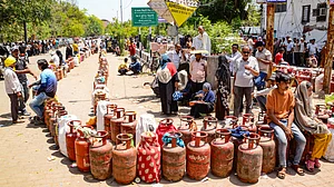 People wait for refilled LPG cylinders in searing heat in Kanpur, 21 April