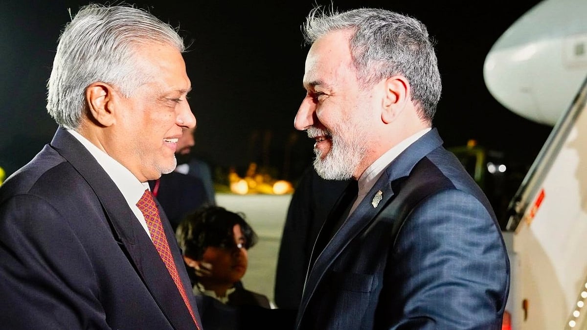 Abbas Araghchi (R) welcomed by Pakistani foreign minister Ishaq Dar in Rawalpindi, Pakistan, 24 April