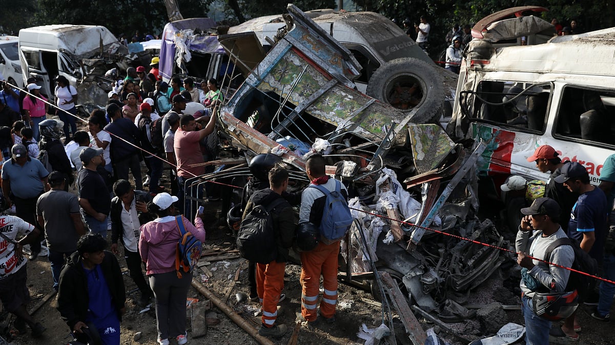 People gather around mangled vehicles in Cajibío.