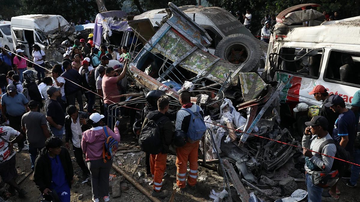 People gather around mangled vehicles in Cajibío.