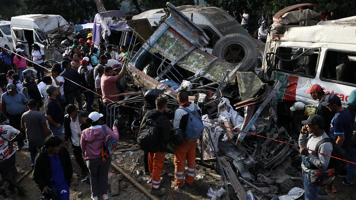 People gather around mangled vehicles in Cajibío.