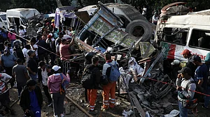People gather around mangled vehicles in Cajibío.