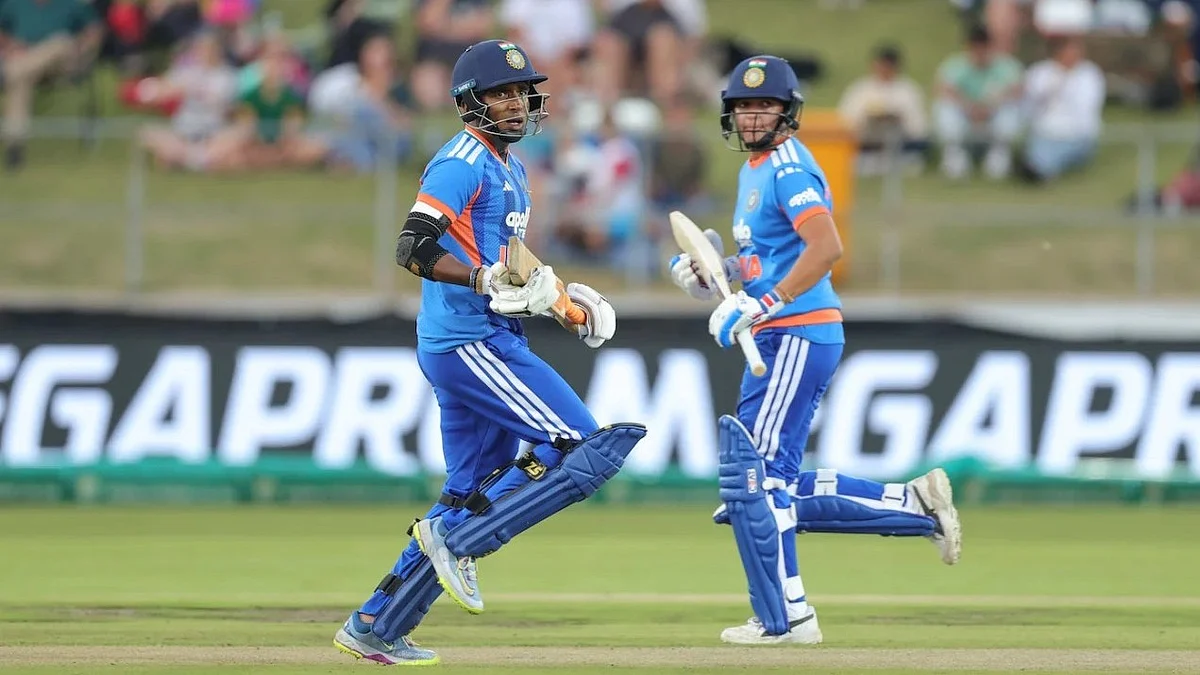 Harmanpreet Kaur (right) and Bharti Fulmali cross over during their partnership