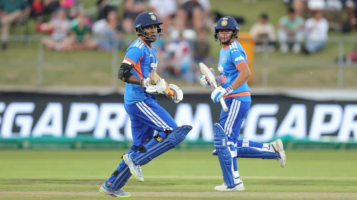 Harmanpreet Kaur (right) and Bharti Fulmali cross over during their partnership