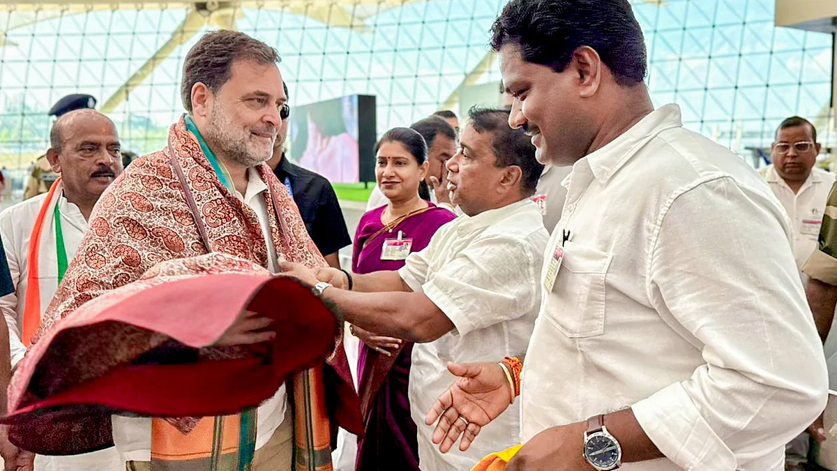 Rahul Gandhi is received by party leaders in Sri Vijaya Puram, Andaman and Nicobar Islands.