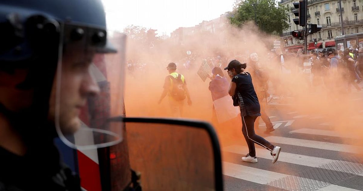France riots: 45,000 police deployed to restore order