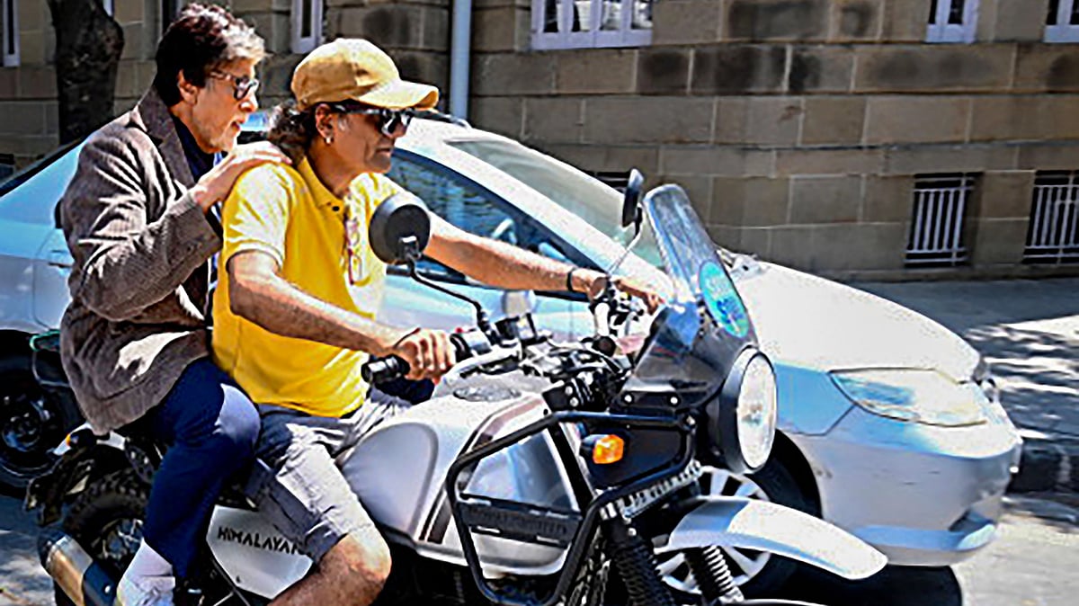 Amitabh, Anushka take lift on motorbikes; Mumbai Police impose fine on