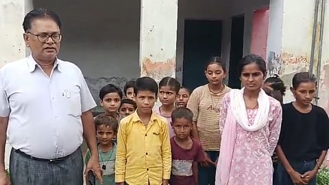 Morena Government School Headmaster Absent