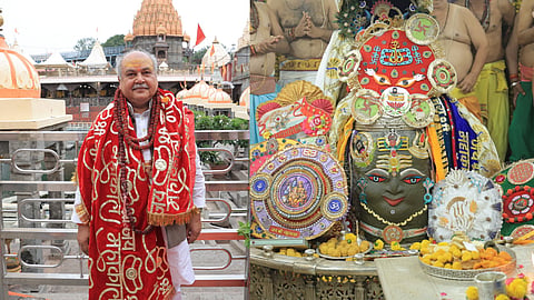 Narendra Singh Tomar offers prayers at Mahakaleshwar Temple