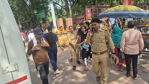 Taj Mahal: Two Women Tourists Fall Ill Amid Heat and Heavy Crowd in Agra