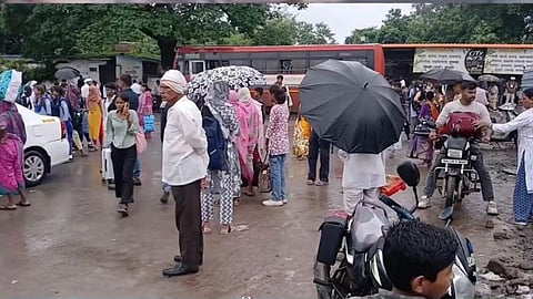 hinganghat bus stand rain passenger shed problem