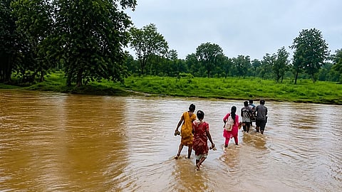 gadchiroli pregnant woman crossed flooded river on stretcher