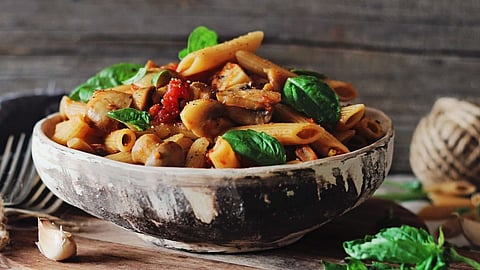 Creamy tomato mushroom penne pasta recipe easy garlic sauce RRS05