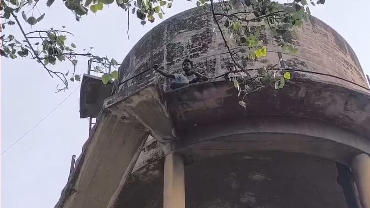 छेड़छाड़ मामले में कार्रवाई से असंतुष्ट युवक-युवती का हाईवोल्टेज ड्रामा, पानी की टंकी पर चढ़कर किया हंगामा छेड़छाड़ मामले में कार्रवाई से असंतुष्ट युवक-युवती का हाईवोल्टेज ड्रामा, पानी की टंकी पर चढ़कर किया हंगामा