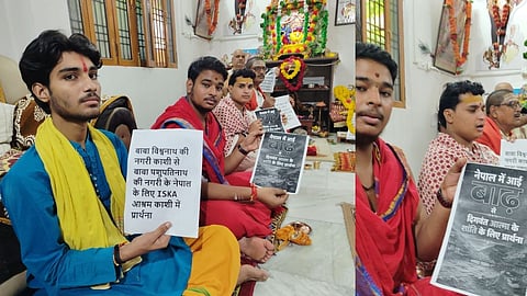 Varanasi Priests Perform Special Ritual for Nepal Flood Victims and Stranded Indians