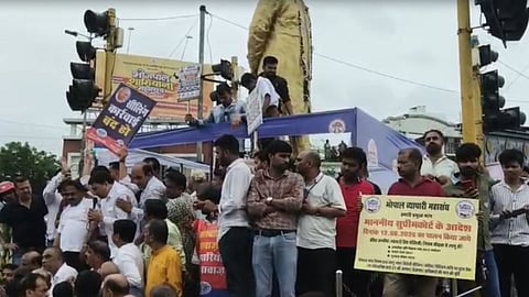Traders Protest Against Sealing Action