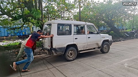 Nashik Igatpuri Railway Police Vehicle Breaks Down