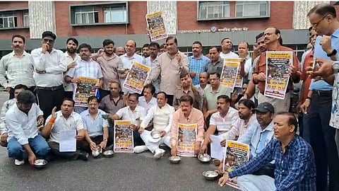 Kanpur Traders Protest Against Municipal Corporation With Bowls