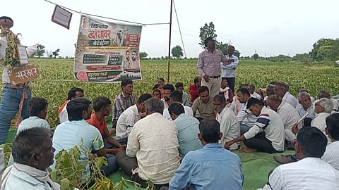 akola farmers protest drought compensation kharif crops