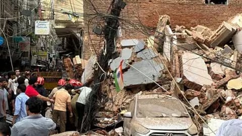 delhi building collapse