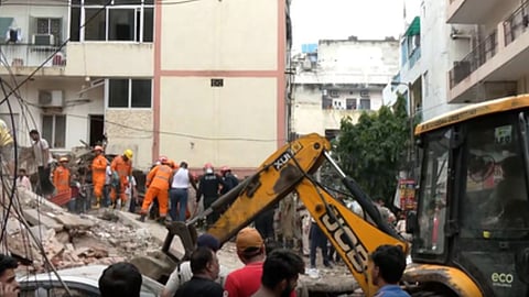 delhi building collapse live