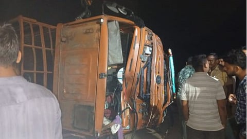 gondia truck pickup accident 6 dead 7 injured