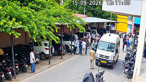 Vrindavan Clash: 108 Ambulance Staff Attacked Outside the Hospital, Incident Captured In CCTV 