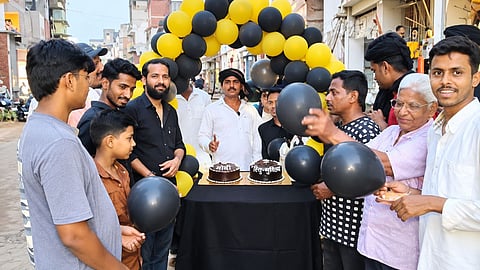Varanasi Dalmandi Protest on PM Modi Birthday With Black Balloons and Cake Mark Opposition