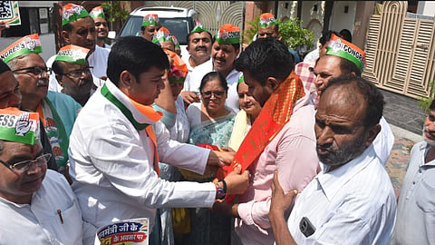 Meerut Congress Protests UPI MDR, Gifts UPI Purchased Items to BJP MLA 