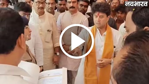 Jyotiraditya Scindia addresses officials during Guna public hearing