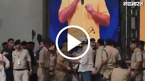 scuffle between police and volunteers before Rahul Gandhi event