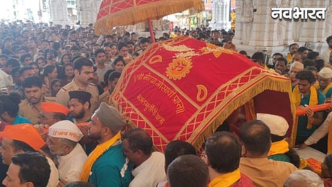 Trust officials welcoming the Morya Gosavi Palkhi at the Dagdusheth Ganpati Temple