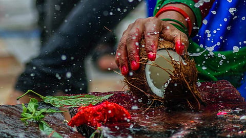 Puja mein nariyal kyun phoda jata hai benefits rrs05