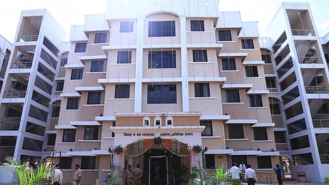 akola court death penalty manish mhatre murder pregnant wife daughter