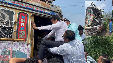 nashik guardian minister girish mahajan rescues injured in truck accident