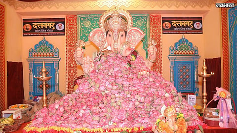 Thane Dattanagar Ganpati 1100 Lotus Flowers
