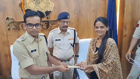 Khandwa SP Agam Jain inspects recovered mobile phones