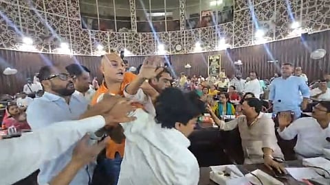 Kanpur Municipal Corporation Meeting Turns Chaotic Amid Clash Over Executive Committee Election